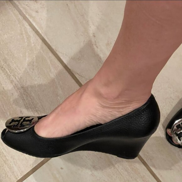 Tory Burch Sally 2 Black Leather Peep Toe Wedges Heels Size 7.5 - Picture 5 of 13